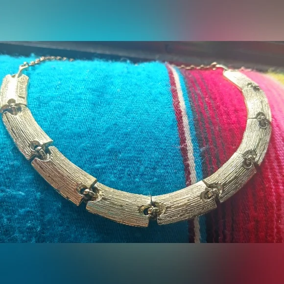 Selling a large bag of necklace.Lots of vintage to CHOOSESilver, turquoiseETC